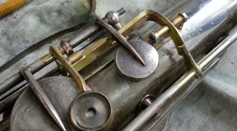 Fabrication d'une clé X sur un ténor Selmer "Super" de 1931
